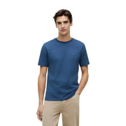 Un t-shirt homme tommy hilfiger bleu marine avec un petit logo brodé en coton biologique coupe classique