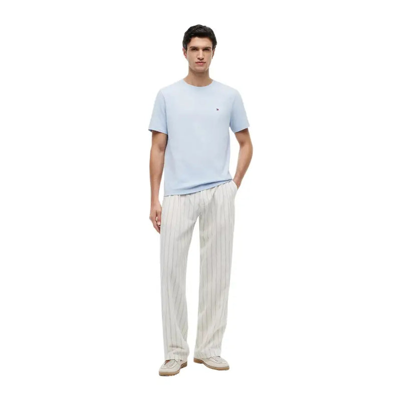 Tommy Hilfiger T-shirt homme bleu clair à manches courtes en coton bio, coupe classique, avec petit logo brodé sur la poitrine gauche.
