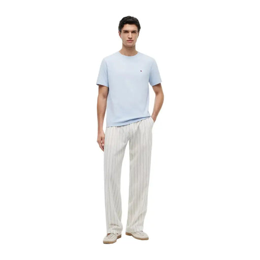 Tommy Hilfiger T-shirt homme bleu clair à manches courtes en coton bio, coupe classique, avec petit logo brodé sur la poitrine gauche.