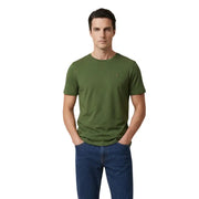 Tommy Hilfiger T-shirt homme en coton bio vert olive, col rond classique et petit logo drapeau sur la poitrine gauche.