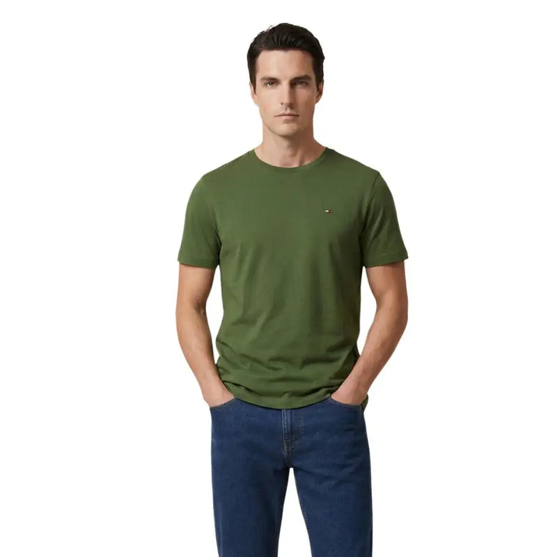 Tommy Hilfiger T-shirt homme en coton bio vert olive, col rond classique et petit logo drapeau sur la poitrine gauche.
