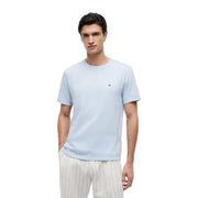 T-shirt Tommy Hilfiger bleu clair pour homme, en coton biologique, manches courtes et petit logo sur la poitrine gauche.