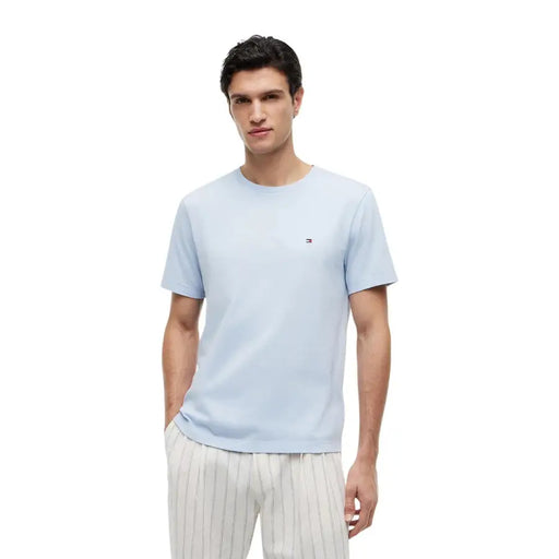 T-shirt Tommy Hilfiger bleu clair pour homme, en coton biologique, manches courtes et petit logo sur la poitrine gauche.