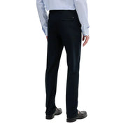 Pantalon de costume noir Tommy Hilfiger pour homme, coupe ajustée, dos dévoilant le dos, avec une ceinture discrète ornée d'un logo rouge, blanc et bleu.