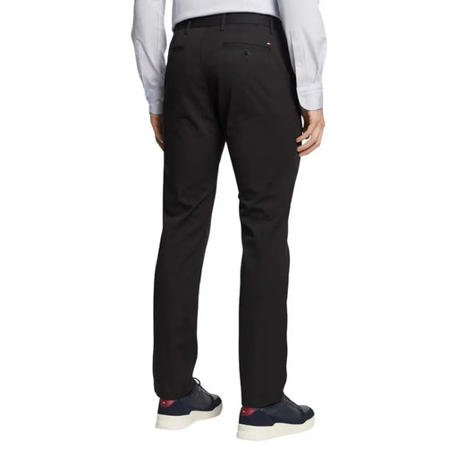Tommy Hilfiger Pantalon pour homme en tissu noir sur mesure, coupe droite élégante et détails de coutures discrets.
