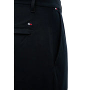 Pantalon noir Tommy Hilfiger pour homme, en tissu texturé discret, orné du logo rouge, blanc et bleu emblématique sur la ceinture et la poche.