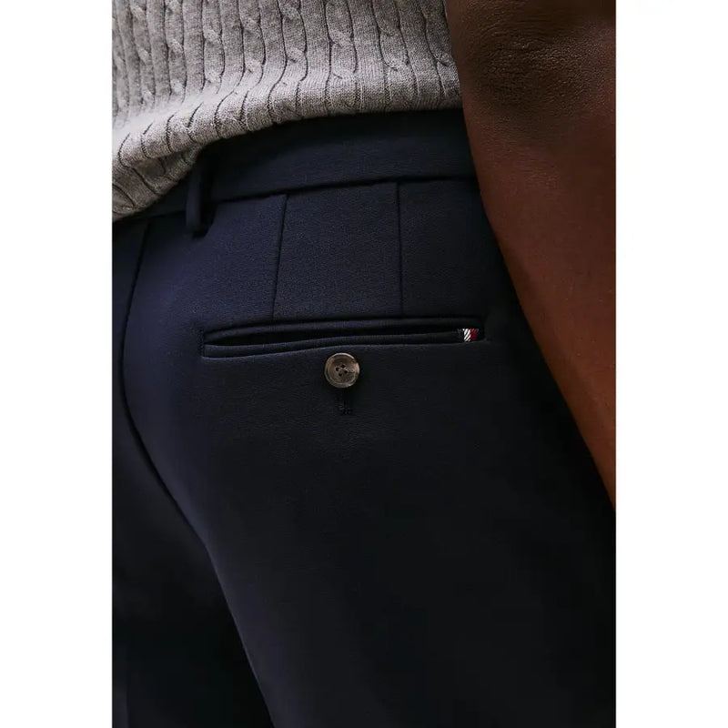 tailleur bleu marine Tommy Hilfiger Pantalon pour homme avec un tissage texturé discret et une étiquette de marque sur la poche arrière