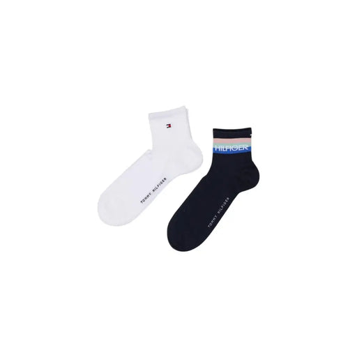 Une paire de Tommy Hilfiger Chaussettes pour homme, blanches et marine, avec une bande rayée griffée.
