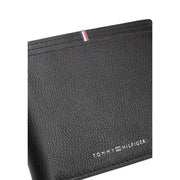 Portefeuille en cuir noir texturé pour homme par Tommy Hilfiger avec un logo et un drapeau de marque discrets