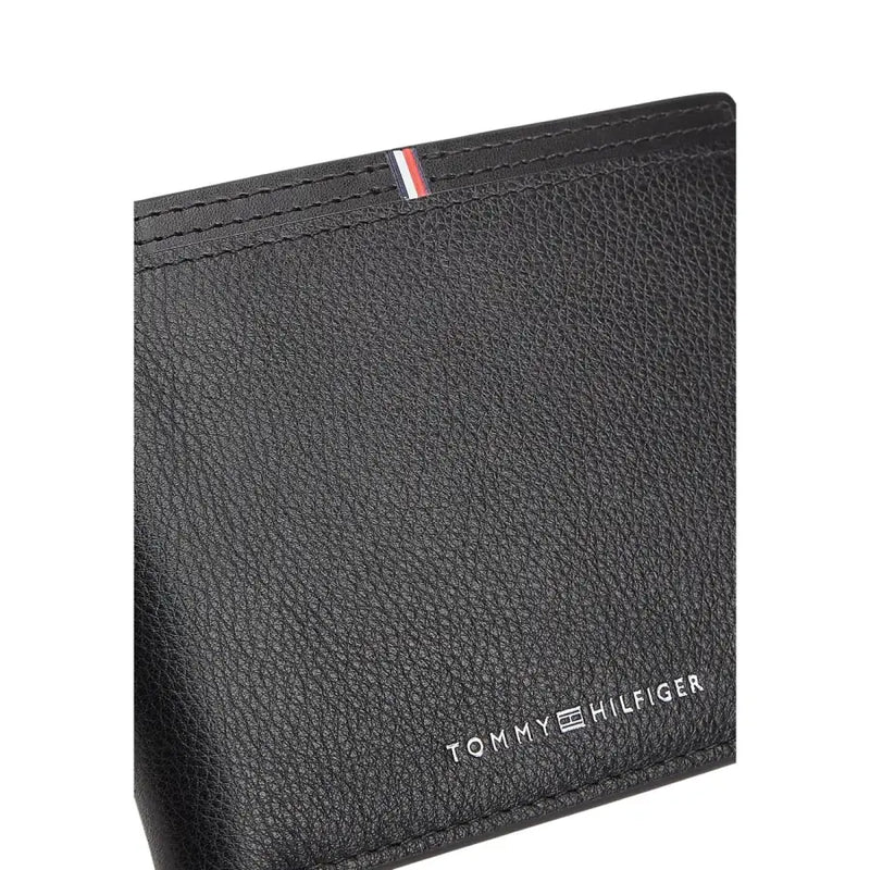 Portefeuille en cuir noir texturé pour homme par Tommy Hilfiger avec un logo et un drapeau de marque discrets