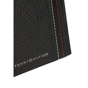 Tommy Hilfiger Portefeuille homme en cuir noir texturé avec surpiqûres contrastantes rouges, blanches et bleu marine.