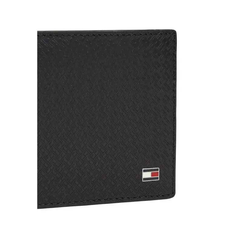 Tommy Hilfiger Portefeuille homme en cuir noir texturé, orné d'un discret motif losanges et du logo dans un coin.