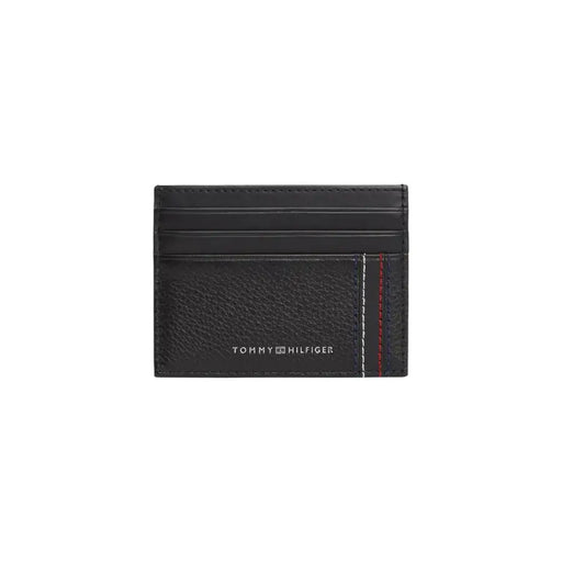 Tommy Hilfiger Portefeuille homme en cuir noir texturé avec porte-cartes et surpiqûres rouges et blanches discrètes sur le bord.