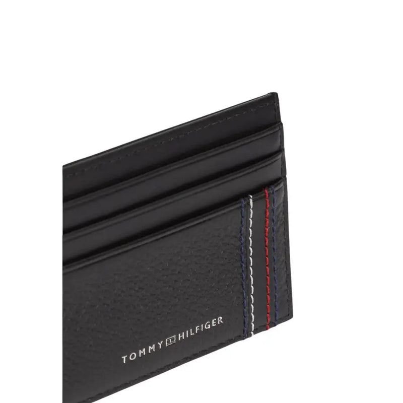 cuir noir Tommy Hilfiger Portefeuille homme avec porte-cartes, surface texturée et surpiqûres rouges, blanches et bleues emblématiques.