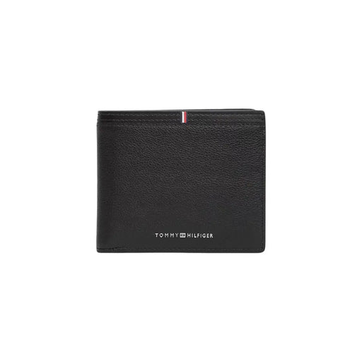 Portefeuille homme Tommy Hilfiger en cuir noir texturé avec de subtiles rayures rouges, blanches et bleues sur le dessus. top bord