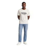 couleur crème Tommy Hilfiger T-shirt homme en coton blanc bio avec logo noir et emblème drapeau rouge, blanc et bleu
