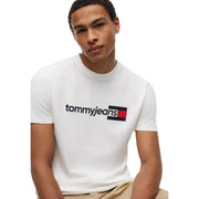 T-shirt Tommy Hilfiger pour homme en coton blanc biologique, orné d'un logo noir et rouge sur la poitrine.