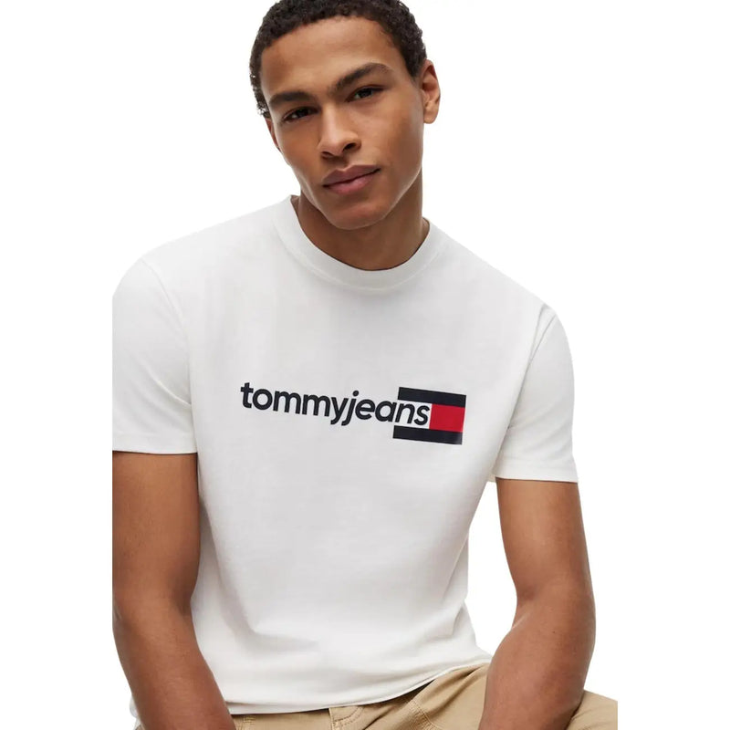 T-shirt Tommy Hilfiger pour homme en coton blanc biologique, orné d'un logo noir et rouge sur la poitrine.