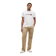 Tommy Hilfiger T-shirt blanc en coton pour homme avec logo noir et rouge sur la poitrine, fabriqué en coton biologique.
