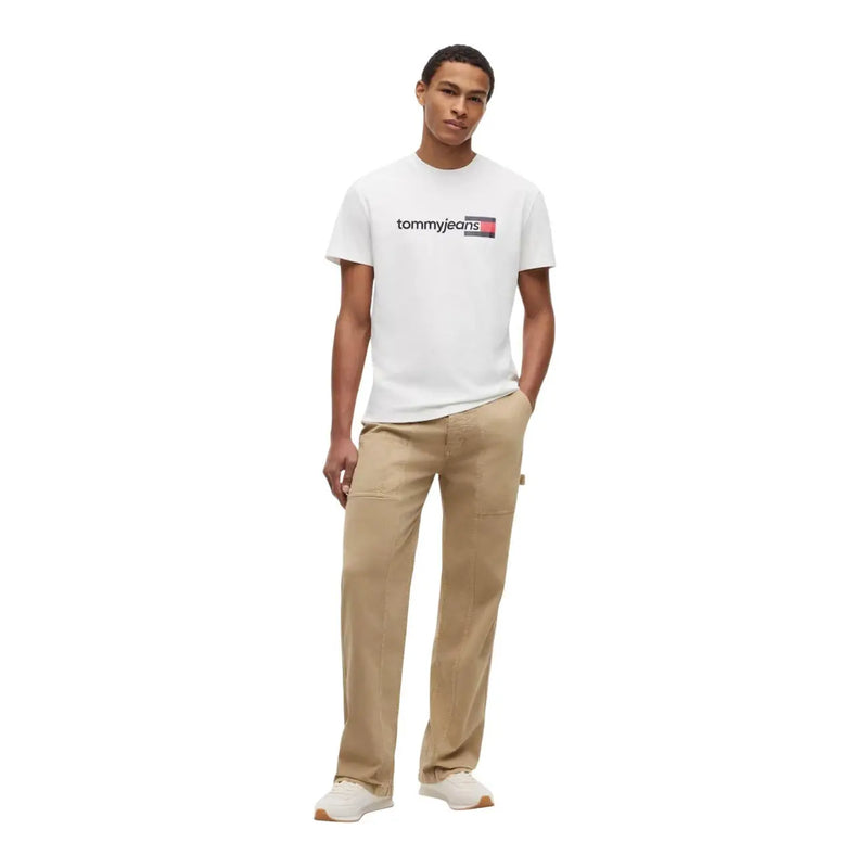 Tommy Hilfiger T-shirt blanc en coton pour homme avec logo noir et rouge sur la poitrine, fabriqué en coton biologique.