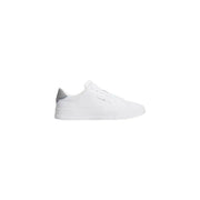 Vue arrière des baskets Tommy Hilfiger pour homme en cuir blanc, à lacets et subtils détails gris sur la languette du talon.