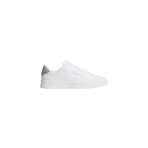 Vue arrière des baskets Tommy Hilfiger pour homme en cuir blanc, à lacets et subtils détails gris sur la languette du talon.