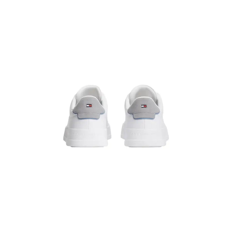 Baskets Tommy Hilfiger pour homme en cuir blanc, à lacets et languette arrière grise ornée du logo de la marque visible à l'arrière