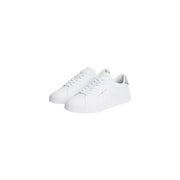 Baskets blanches Tommy Hilfiger pour homme en cuir à lacets, arborant un design minimaliste épuré et un logo discret sur le côté.