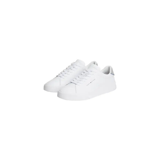 Baskets blanches Tommy Hilfiger pour homme en cuir à lacets, arborant un design minimaliste épuré et un logo discret sur le côté.