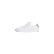 Baskets Tommy Hilfiger pour homme en cuir blanc, au design minimaliste et élégant, avec une languette arrière grise discrète (vue de dos).