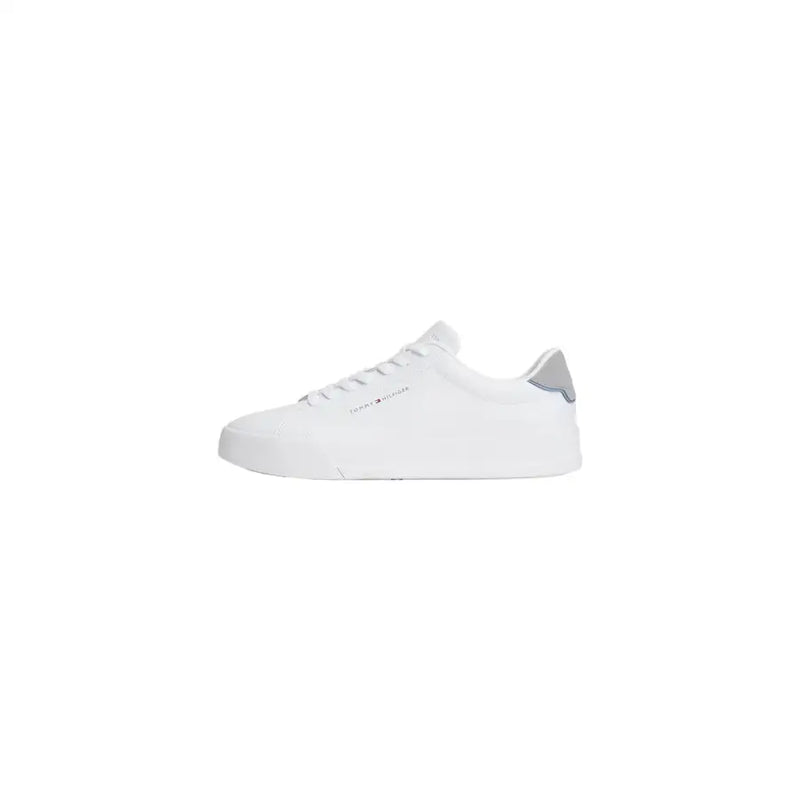 Baskets Tommy Hilfiger pour homme en cuir blanc, au design minimaliste et élégant, avec une languette arrière grise discrète (vue de dos).