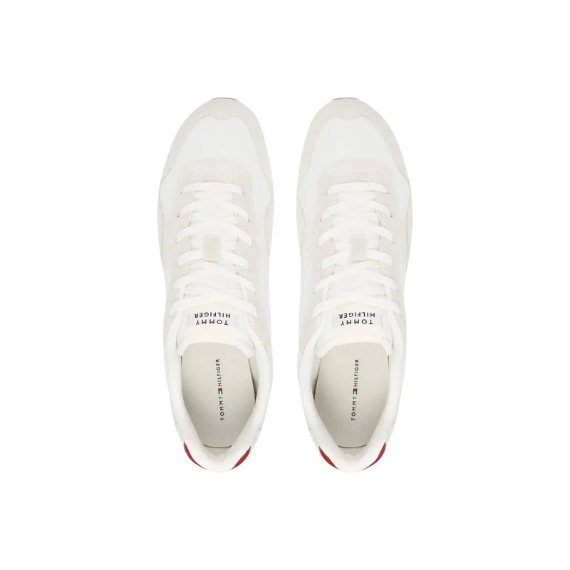 Tommy Hilfiger Baskets blanches pour homme en polyester, à lacets, avec de subtils détails rouges au talon et un design minimaliste épuré.