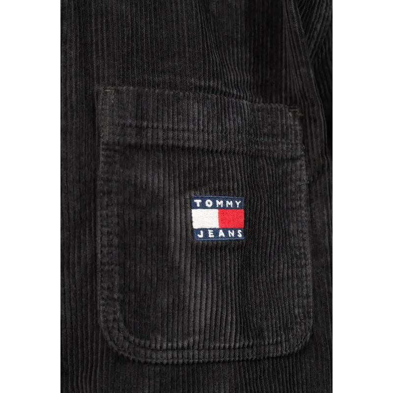 Chemise Tommy Hilfiger pour homme en coton biologique noir, avec poche en velours côtelé noir et écusson logo Tommy Jeans.