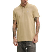Beige Tommy Hilfiger Polo pour homme avec col classique et logo sur la poitrine, idéal pour l'été.
