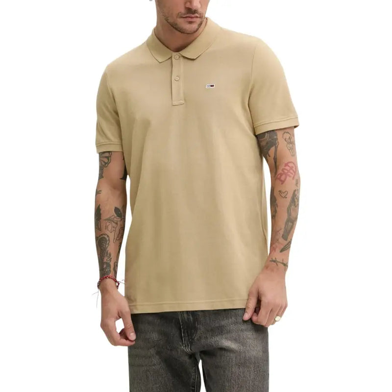 Beige Tommy Hilfiger Polo pour homme avec col classique et logo sur la poitrine, idéal pour l'été.