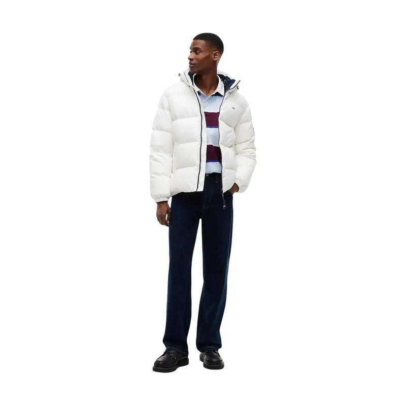 Tommy Hilfiger Doudoune Essential Down pour femme, blanche, matelassée avec fermeture éclair noire, vue de face