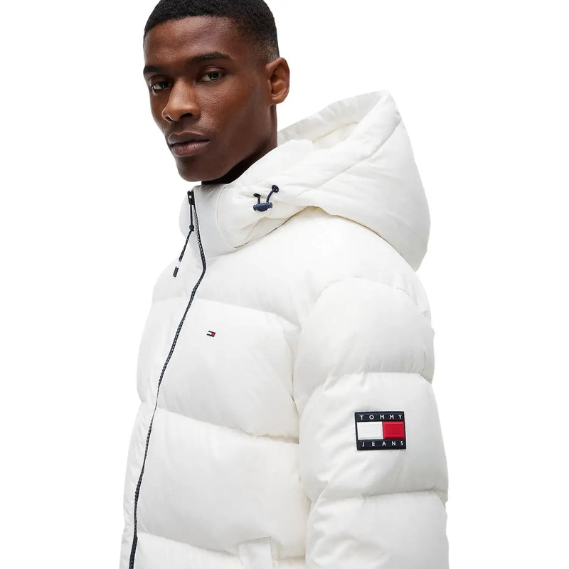Tommy Hilfiger Doudoune essentielle pour femme, blanche, matelassée, avec logo sur la manche (vue de face).