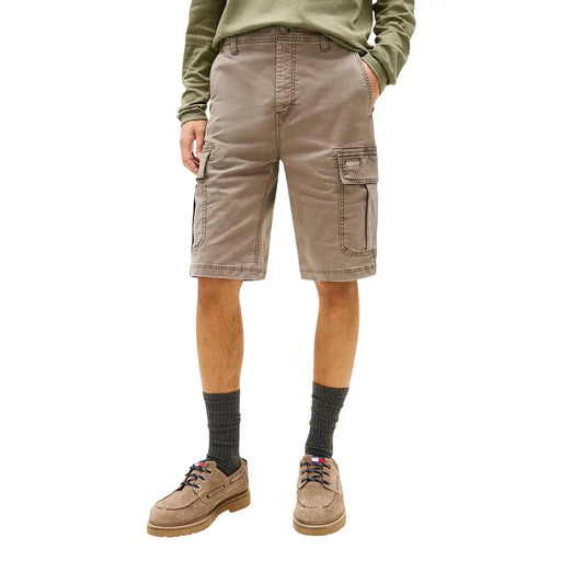 Tommy Hilfiger Short beige pour homme, doté de multiples poches cargo et confectionné dans un tissu résistant (vue de face).