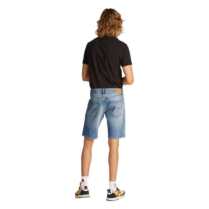 Tommy Hilfiger Short pour femme en denim clair délavé, cinq poches et empiècement en cuir marron, vue de face