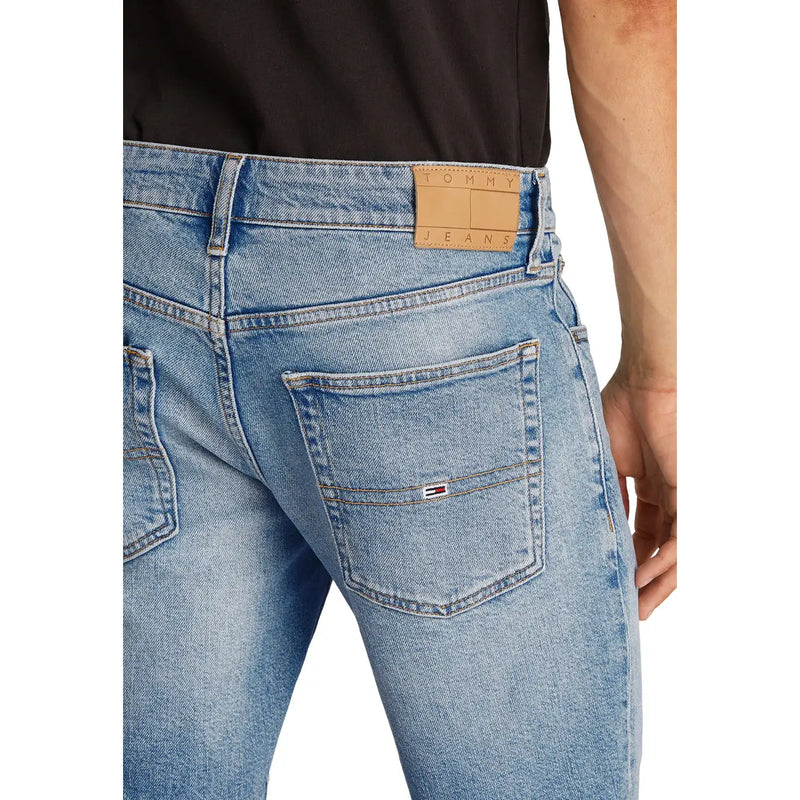 Tommy Hilfiger Short pour homme en denim clair avec écusson classique sur la poche arrière et logo de la marque, vue de dos
