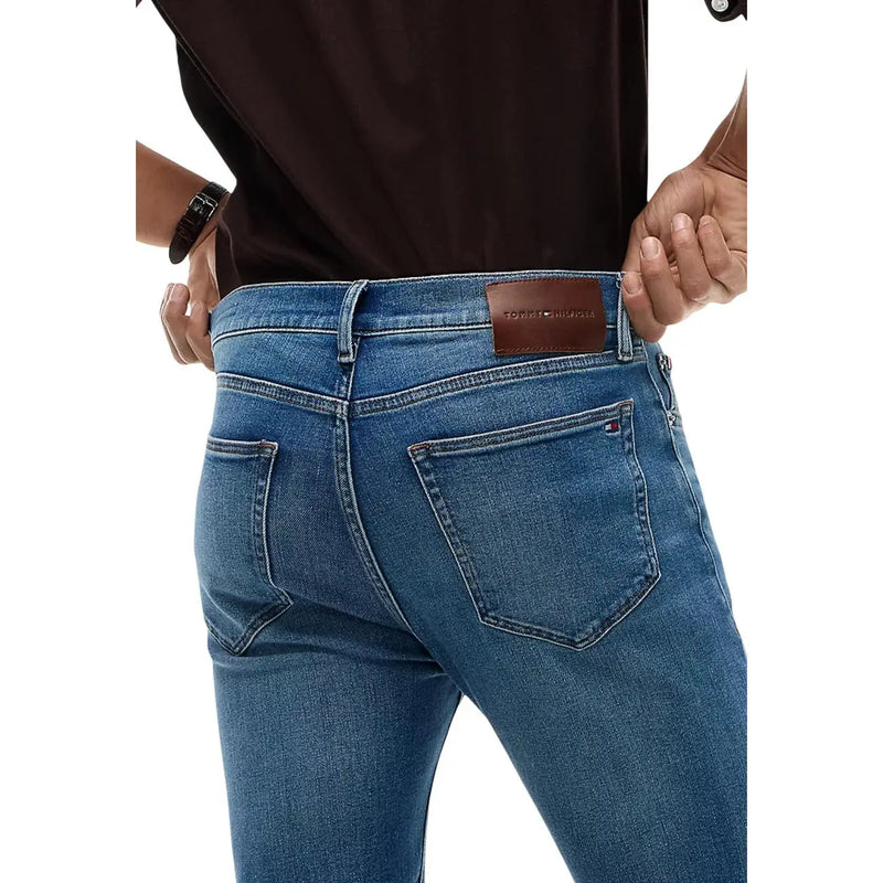 Tommy Hilfiger Jean slim Bleecker pour homme en denim bleu avec étiquette de marque en cuir marron, vue de dos