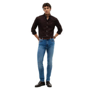 Jean slim Tommy Hilfiger pour homme, marron foncé, avec petit logo sur la poitrine gauche (vue de face)