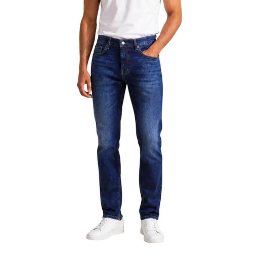 Tommy Hilfiger Jean slim pour homme en denim bleu foncé légèrement délavé et coupe droite, vue de face