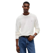 Tommy Hilfiger Pull slim Slim Ess pour homme en maille côtelée blanche avec intérieur de col bordeaux et petit logo, vue de face