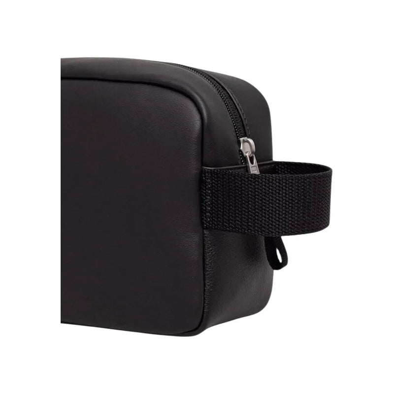 Tommy Hilfiger Trousse de toilette Daily pour homme en cuir noir avec fermeture éclair argentée et bandoulière noire, vue de face