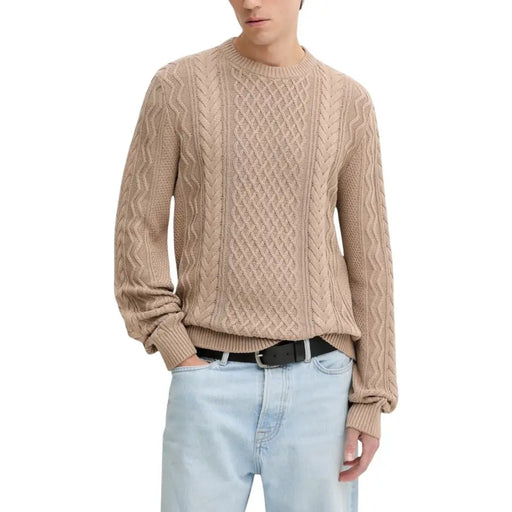 Pull beige en maille torsadée, col rond et poignets côtelés, inspiré d'un modèle Levi's.