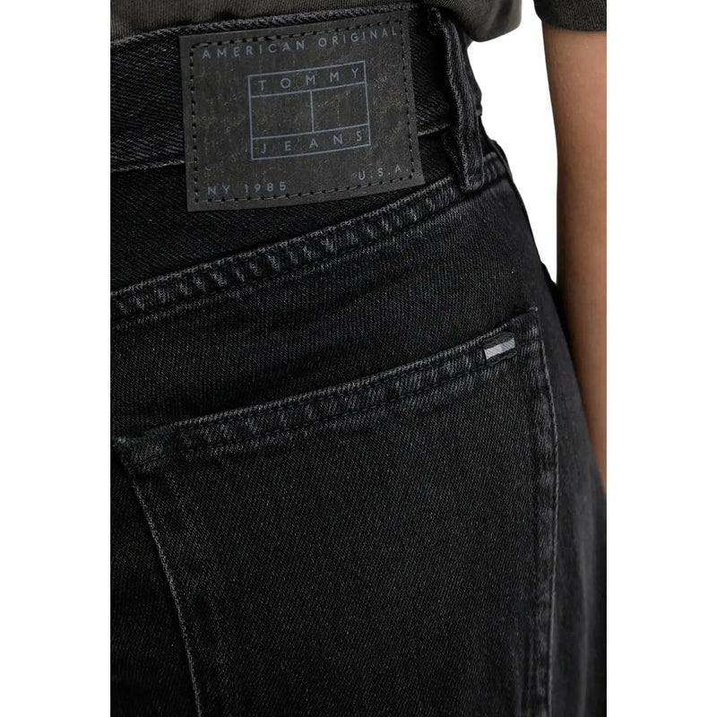Jean en denim de coton biologique noir de Tommy Hilfiger, orné de l'étiquette Tommy Jeans classique et de l'inscription « American Original NY 1985 ».