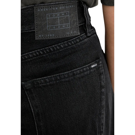 Jean en denim de coton biologique noir de Tommy Hilfiger, orné de l'étiquette Tommy Jeans classique et de l'inscription « American Original NY 1985 ».