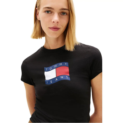 Tommy Hilfiger T-shirt noir en coton biologique pour femme, col rond et logo drapeau rouge, blanc et bleu aux couleurs vives.