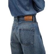 Jean Tommy Hilfiger pour femme en denim bleu, coupe mi-mollet, avec écusson de la marque en cuir marron et logo drapeau brodé à l'arrière